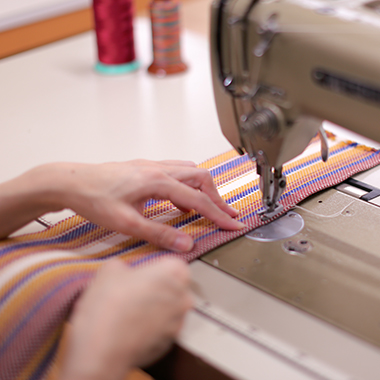 長年の技術が光る織りと縫製職人による手仕事