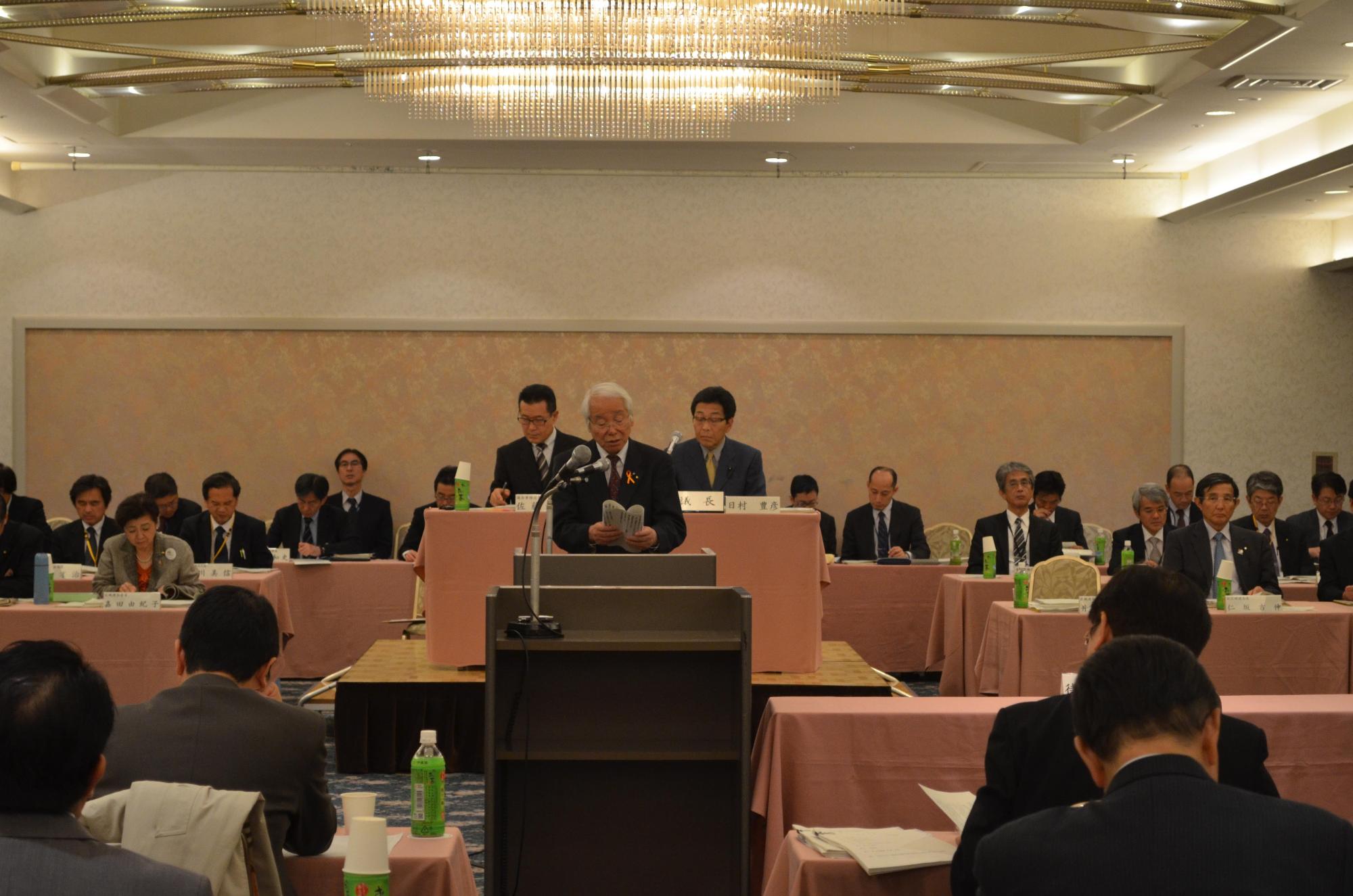 議会が行われている写真
