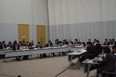 委員会が行われている様子の写真