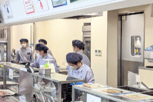 食堂を運営する大阪公立大学生活協同組合のスタッフ