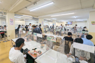 食堂で食事をしている学生の写真