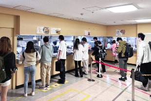 食堂で注文する学生