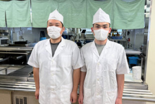 調理を担当する隊員