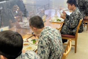 食堂を利用する自衛官