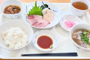 鰤(ブリ)とホタテの刺身盛り合わせ