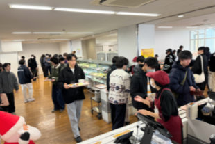 学生で賑わう食堂