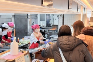 学生で賑わう食堂
