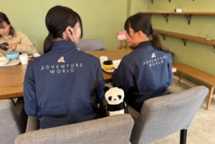 食堂での従業員同士の語らい風景