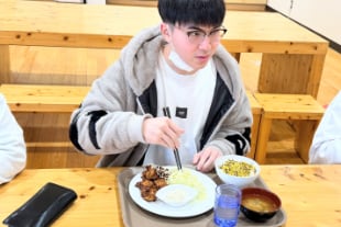唐揚げ定食を食べる学生さん