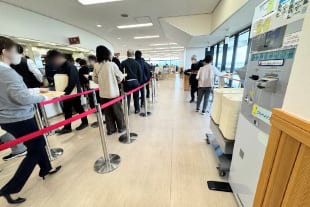 奈良県庁食堂配膳口のようす