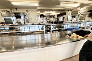 奈良県庁食堂調理場のようす
