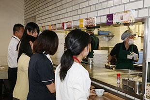 食堂に多くの社員の方が並んでいる様子の写真