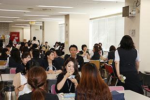 それぞれランチタイムを楽しむ社員の方々の写真