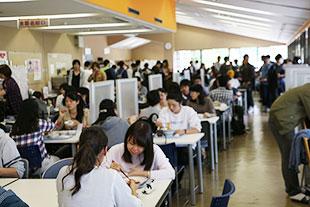 食堂を利用している学生の写真