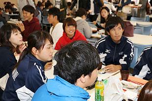 食堂を利用していると語っているバスケットサークルの学生の写真