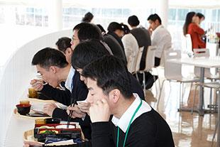 社員のランチタイム風景写真