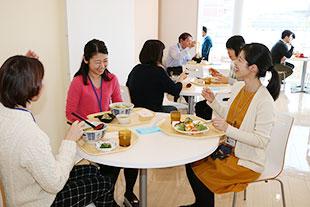 社員のランチタイム風景写真