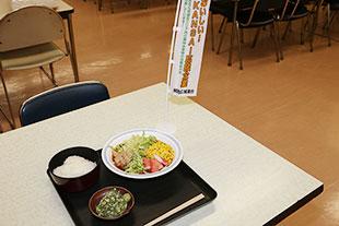 社員食堂で提供されているサラダうどんの写真