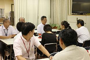 社員食堂で食事をする社員の方々の写真
