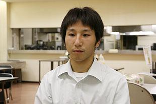 取材の質問に答える男性社員の写真
