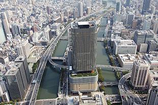 中之島フェスティバルタワーの外観の写真
