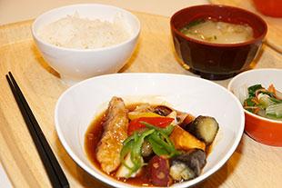 カレイの唐揚げ、彩り甘酢あんの写真