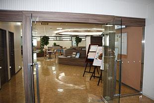 社員食堂のエントランスの写真