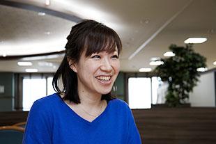 社員食堂で撮影される社員の方の写真