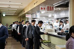 食堂のカウンターにて行列を作る利用者の方々の写真