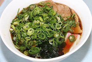 学生食堂で提供されている九条ネギたっぷりラーメンの写真