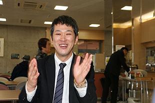 学生食堂を利用している男性の写真