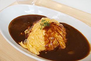 Deli Cafeたまごで作られたふわとろカリーの写真