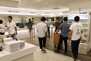 ラフな格好で食堂に来る社員の方々の写真