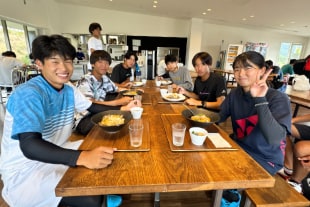 履正社スポーツ専門学校北大阪校食堂 仲間との食事風景
