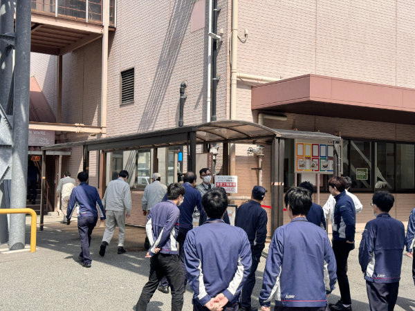三菱電機株式会社神戸製作所 食堂の列