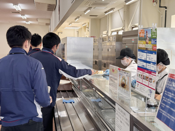 三菱電機株式会社神戸製作所 食堂の列2