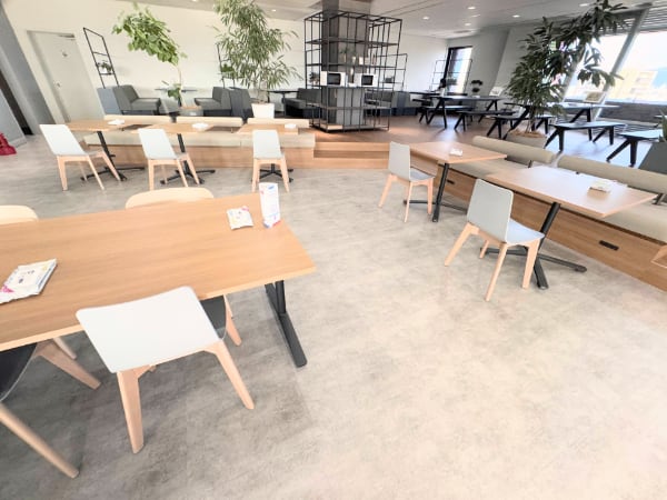 コクヨ株式会社社員食堂 テーブルと椅子