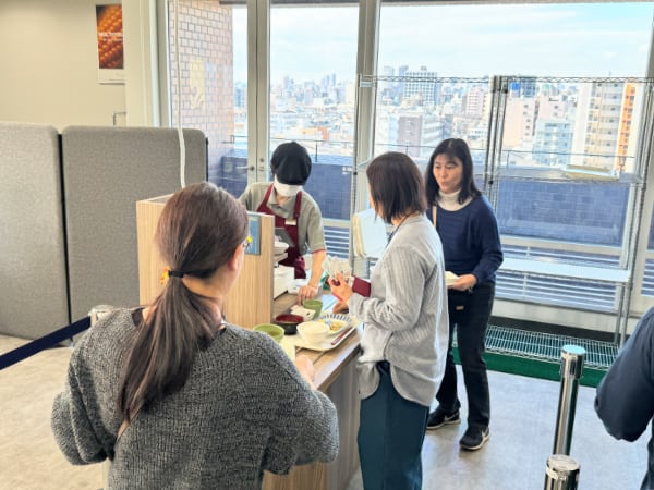 コクヨ株式会社社員食堂 支払いのようす