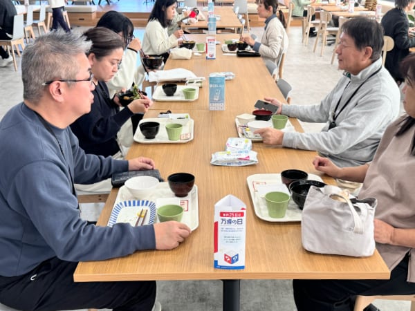 コクヨ株式会社社員食堂 食事風景1