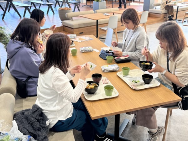 コクヨ株式会社社員食堂 食事風景2