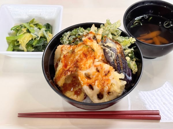 野菜天丼、小松菜と白菜の小鉢、板わかめ入り味噌汁