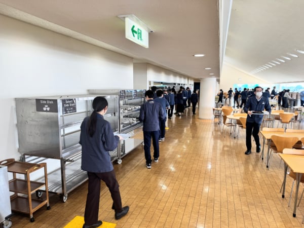 TOWA本社・工場 社員食堂 入口からカウンターへ