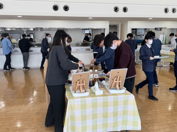 TOWA本社・工場 社員食堂 ドレッシングなどはセルフ方式
