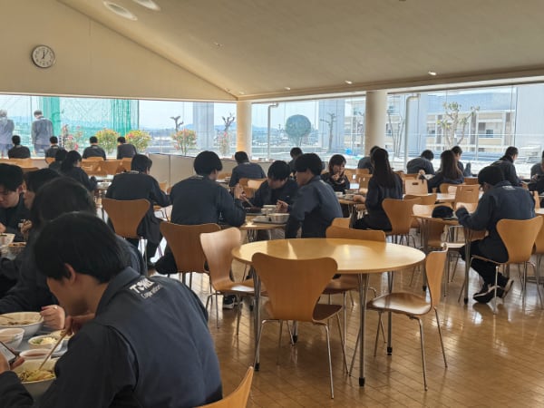TOWA本社・工場 社員食堂 利用の様子1