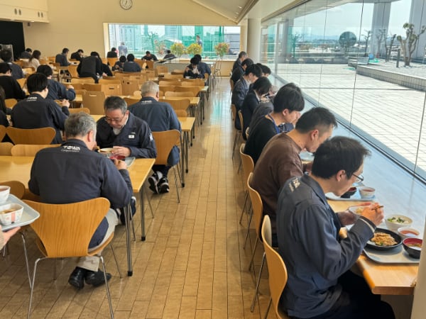 TOWA本社・工場 社員食堂 利用の様子2
