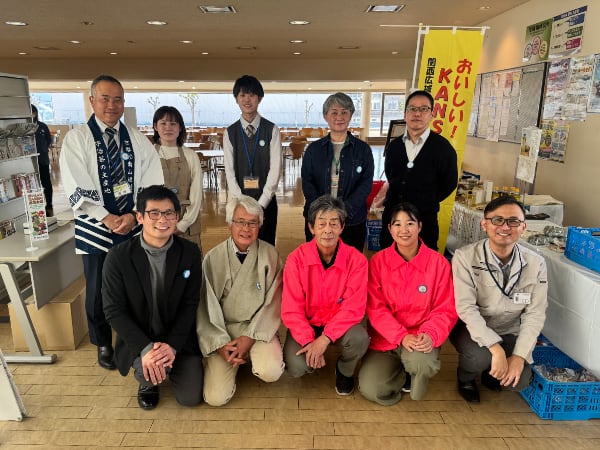 TOWA本社・工場 社員食堂 記念撮影