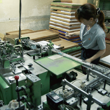 Everything from matchbox printing to assembly is entrusted to the worker.