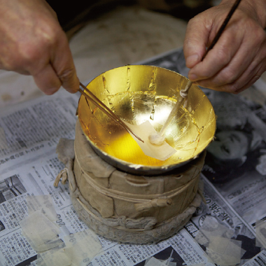 The quality of the urushi lacquer is the deciding factor for the gold leaf.