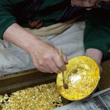 Applying two gold leaf layers results in a more mature shine.