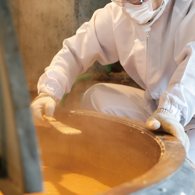 伝統の釜焚き製法で、手塩にかけたものづくりを。